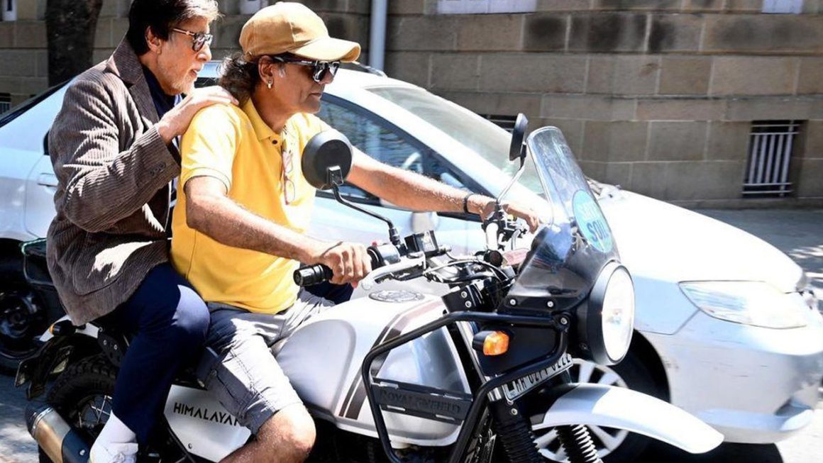 Amitabh Bachchan, Mumbai polisinin kasksız araba kullandığı görsel tasvirine tepki göstermesinin ardından herhangi bir trafik kuralını çiğnemediğini iddia ediyor;  diyor ki: “Dalga geçiyorum”: Bollywood Haberleri
