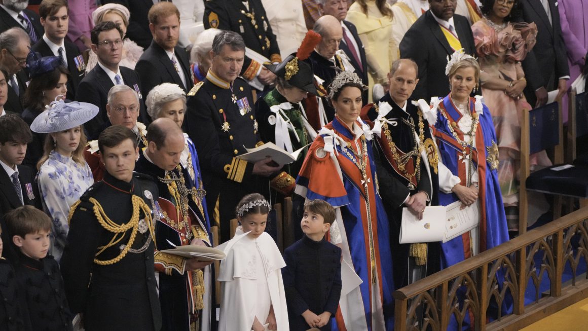 Kral Charles III’ün taç giyme töreninde Prens Harry, Prens William ve daha fazlasını görün