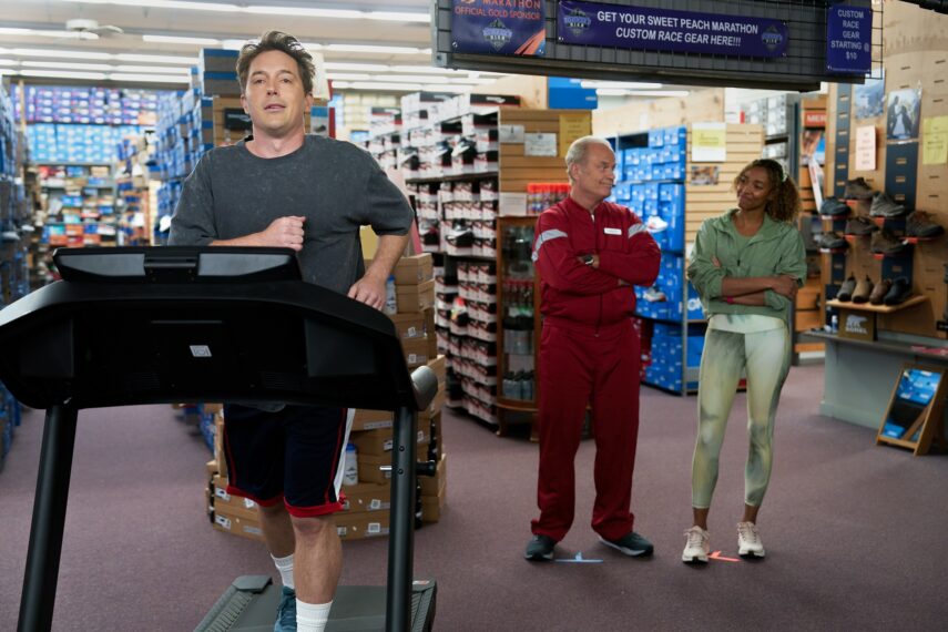 Yeni Comedy Central Filminde Joel McHale ve Beck Bennett’in Maraton Rekabetini konu alan ‘Ofis Yarışı’ Yönetmeni