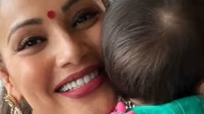 Bipasha Basu shared flirty pictures with her daughter