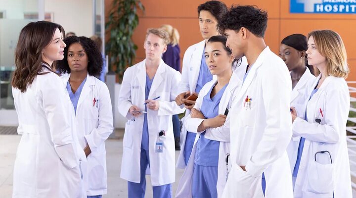 ABC «Grey’s Anatomy» را برای بیست و یکمین فصل و «9-1-1» را برای فصل هشتم تمدید کرد.